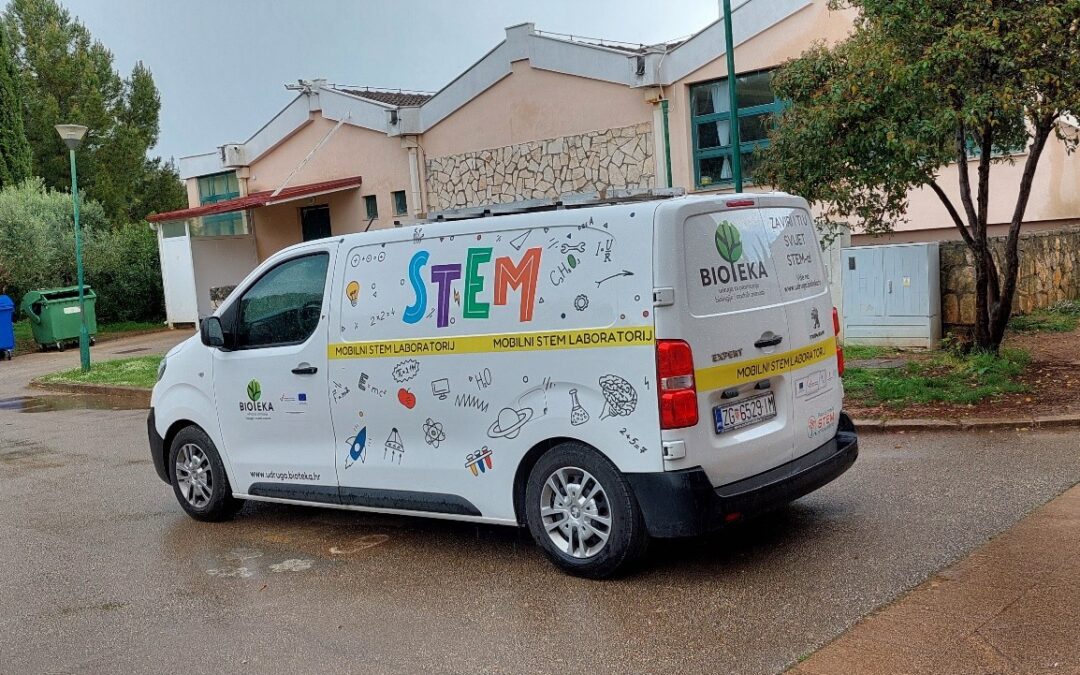 STEM mobilni laboratorij doputovao i u našu školu!